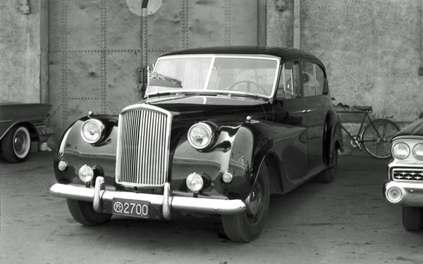 (13-1a)(055-34) 1957-68 Vanden Plus A135 Princess 4Litre Saloon.jpg