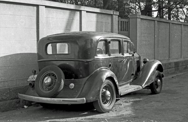 (13-1b)(052-26) 1933 Graham 4dr Sedan.jpg