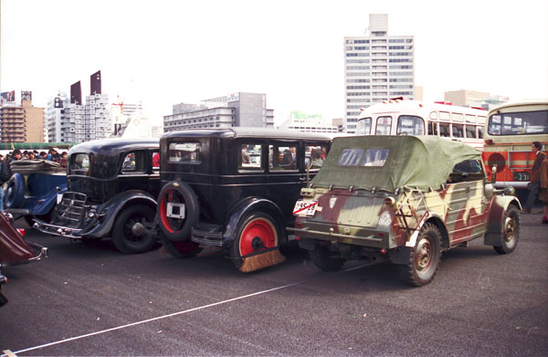 (14-3b)91-04-07 (L)1928 Chevrolet AB National 4dr Sedan／(R) 1940 VW Type82 Kubelwagen.jpg
