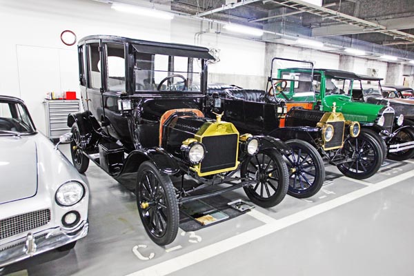 (15-2a) 12-04-21_153 1915 Ford Model T Center Door Sedan.JPG