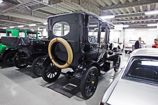 (15-2b) 12-04-21_154 1915 Ford Model T Center Door Sedan.JPG