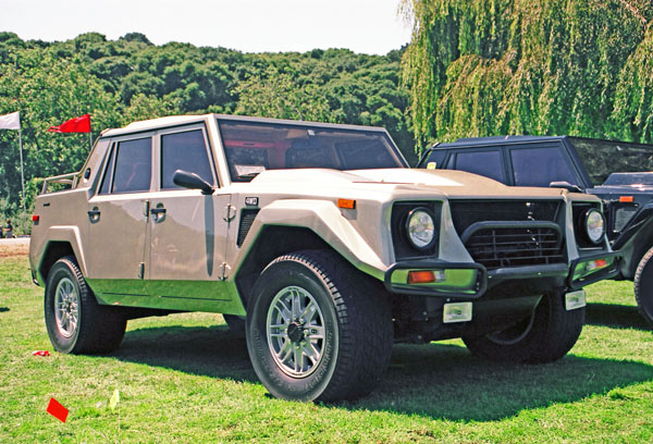 (16-1b )(98-16-32) 1988 Lamborghini  LM002 (Early model).jpg