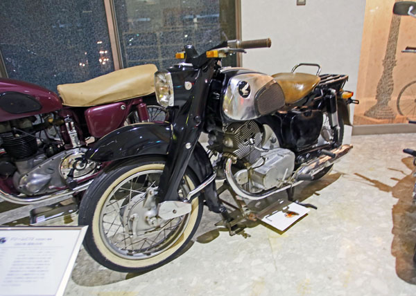 (16c2)17-10-11_1014 1960 Honda Dream C72.jpg