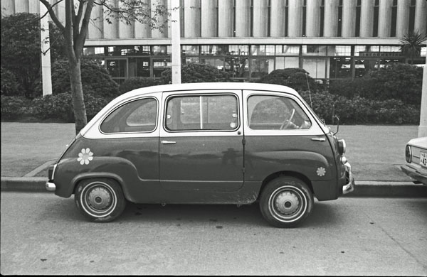 (17-1b)(208-09) 1956-60 Fiat 600 Multipla.jpg
