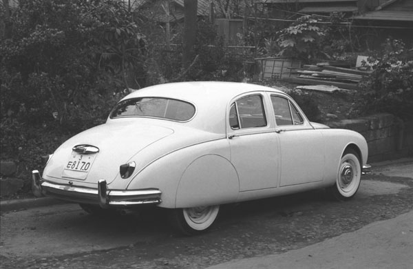 (21-1e)(037-23) 1955-59 Jaguar 2.4Litre MkⅠSaloon.jpg