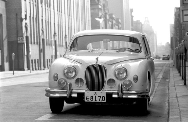 (21-2b)(042-07) 1955-59 Jaguar 2.4Litre MarkⅠ Saloon.jpg