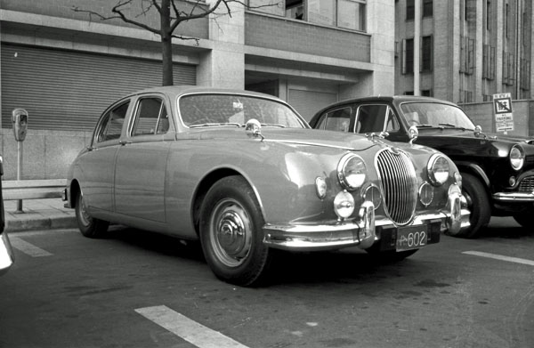 (22-1c)(045-06) 1957-59 Jaguar 3.4Litre MkⅠSaloon.jpg