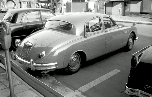 (22-1d)(045-05) 1957-59 Jaguar 3.4Litre MkⅠSaloon.jpg
