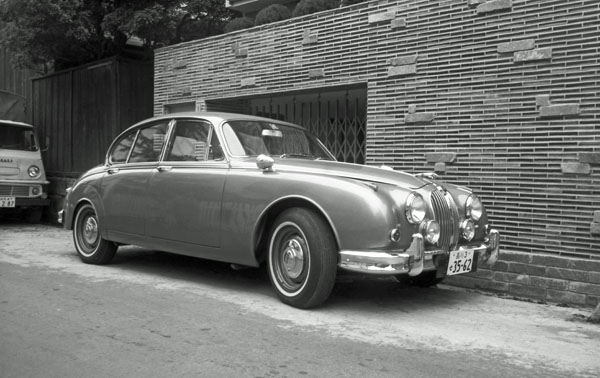 (23-1b)(159-02) 1959-67 Jaguar Mk2 2.4Litre Saloon.jpg