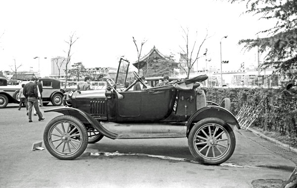 (23-1d) 242-24 1921 Ford Model T Roadster.jpg