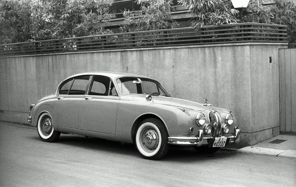 (24-1c)(154-23) 1959-67 Jaguar MkⅡ3.4Litre Saloon.jpg