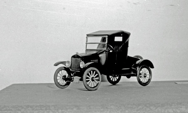 (25-1a) (076-35) 1925 Ford ModelT Runabout.jpg