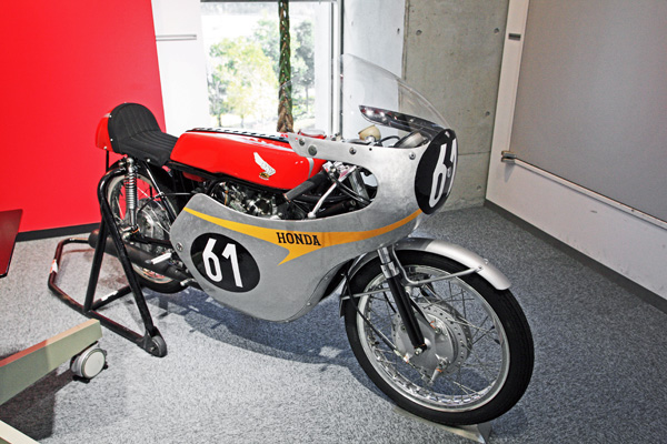 (25b)(1962)09-11-15_042 1962 Honda RC145 (125cc).JPG