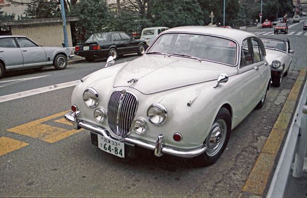 (26-1a)(85-05-26) 1967-69 Jaguar 240 Saloon.jpg