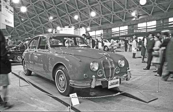 (27-1a)(191-30) 1968 Jaguar 340 4dr Saloon.jpg