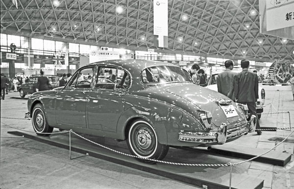 (27-1b)(191-31) 1968 Jaguar 340 4dr Saloon.jpg