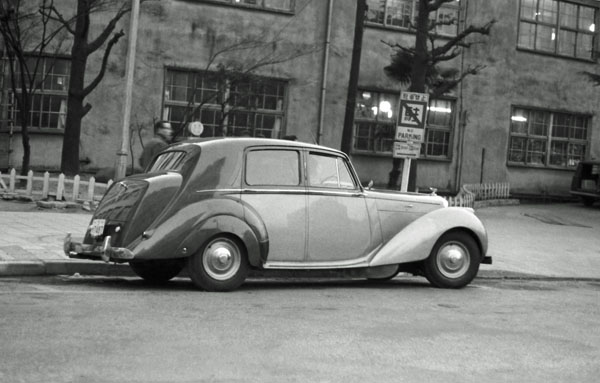 (31-1b)(046-26) 1946-52 Bentley MkⅥStandard Steel Saloon.jpg