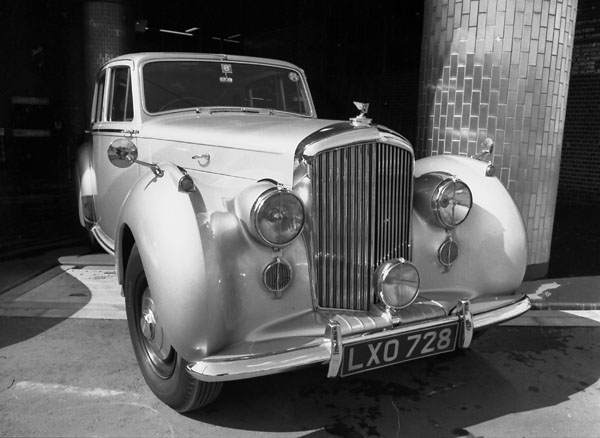 (31-2b)269-46 1946-52  Bentley MkⅥ Standard Steel Saloon.jpg