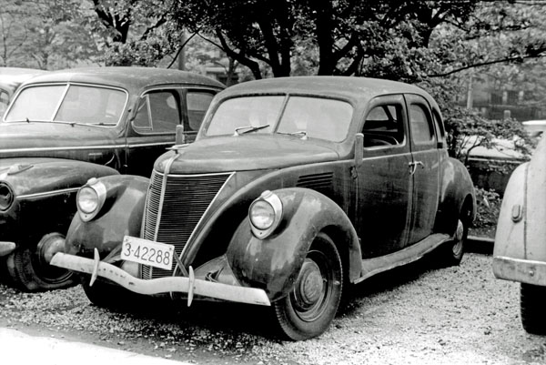 (38-1b)(069-19) 1936 Lincoln Zephyr V12 4dr Sedan.jpg