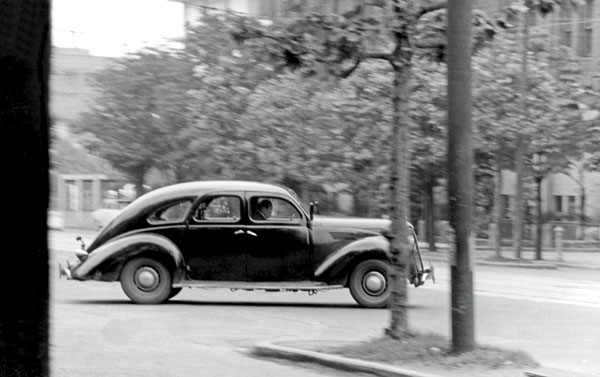 (38-1d)(069-25) 1936 Lincoln Zephyr V12 4dr Sedan.jpg