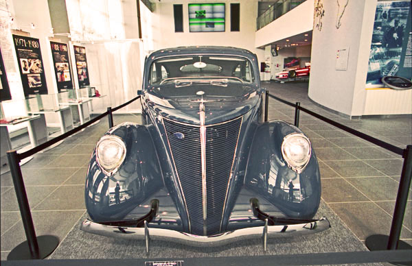 (38-2a)(04-01-01) 1936 Lincoln Zephyr 4dr.Sedan(ブリジストン創業者石橋正二郎氏の愛車）.jpg