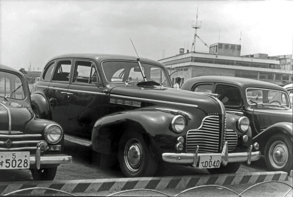 (40-1b)010-24＊ 1940 Buick Special(Series40)Turing Sedan.jpg