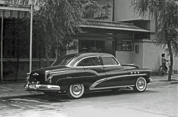 (52-1b)027-37E 1952 Buick Super Riviera Sedan).jpg