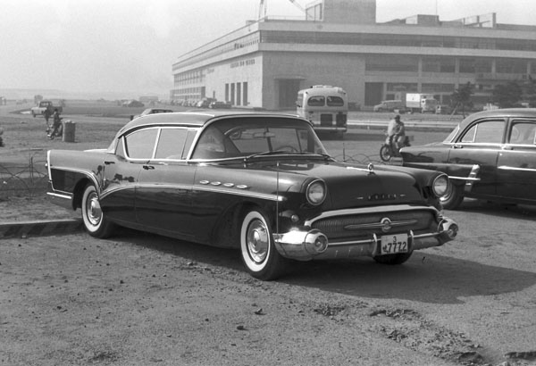 (57-3a)(078-13) 1957 Buick Roadmaster 4dr Riviera Sedan.jpg