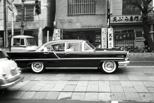 (57-3b)(048-53) 1957 Lincoln Premiere 4dr Sedan.jpg