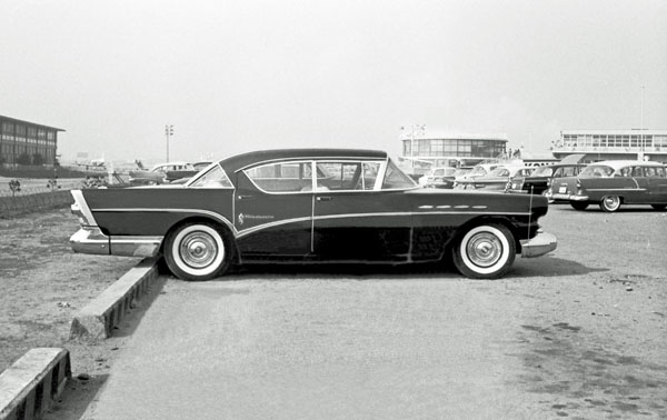 (57-3b)(077-02) 1957 Buick Roadmaster 4dr Riviera Hardtop.jpg