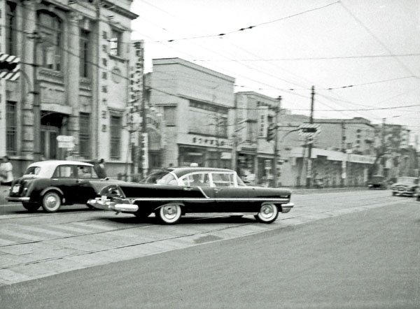 (57-3c)(048-54) 1957 Lincoln Premiere 4du Sedan.jpg