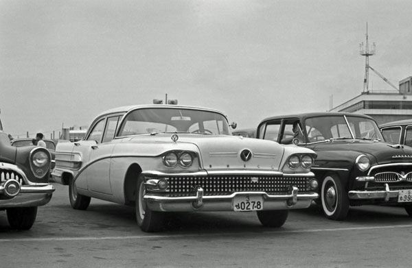 (58-1a)(034-13) 1958 Buick Special 4dr Sedan.jpg