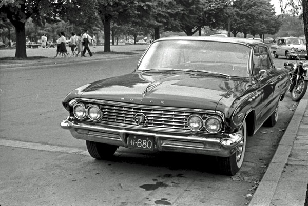 (61-1a)(101-37E) 1961 Buick Electra 225 4dr. Sedan.jpg