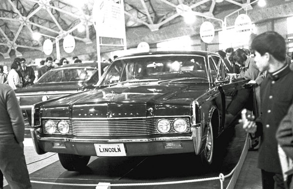 (66-1a)(129-26) 1966 Lincoln Continental 4dr Sedan.jpg