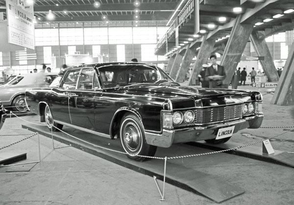 (68-1a)(193-13b) 1968 Lincoln Continental 4dr Sedan.jpg