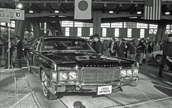 (69-1a)(189-01) 1969 Lincoln Continental 4dr Sedan.jpg