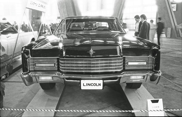 (70-1a)(213-30) 1970 Lincoln Continental.jpg