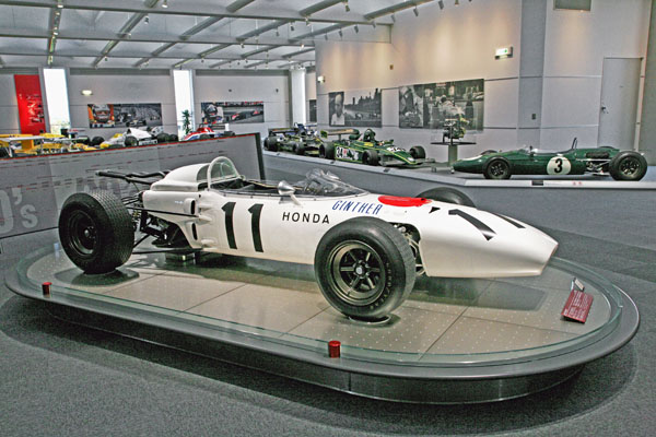 M-BASE エムベース ｜ 街角のクルマたちAtoZ