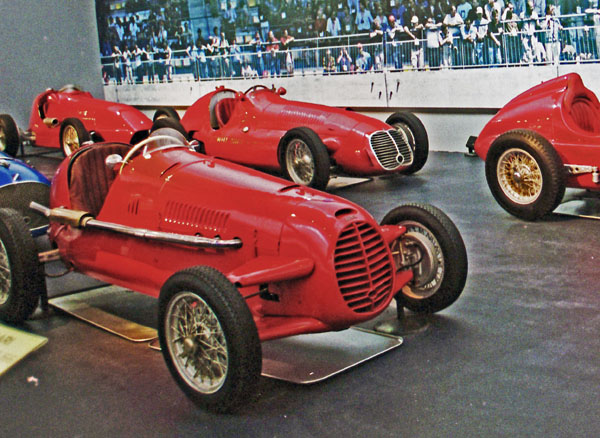 01-1 (02-13-04) (奥後）1948 Maserati 4CLT GP,(手前）1948 Cisitalia D46 GT.jpg