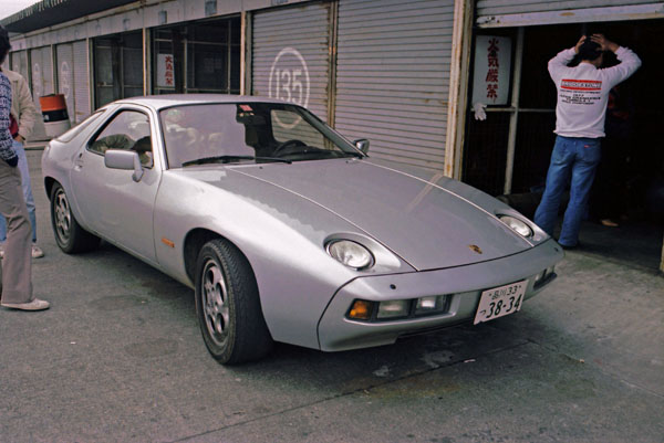 01-19(80-16-34) 1977-82 Porsche 928　Hatchback Coupe_edited-1.jpg