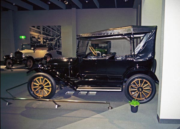 01-1b (99-T04-26) 1918 Chevrolet 490 Touring.jpg