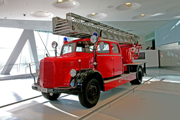 01-4a 08-01-15_2541 1952 MercedesBenz  LF3500 Fire-Fighting Truck with Metz Ladder DL22(消防梯子車）.JPG