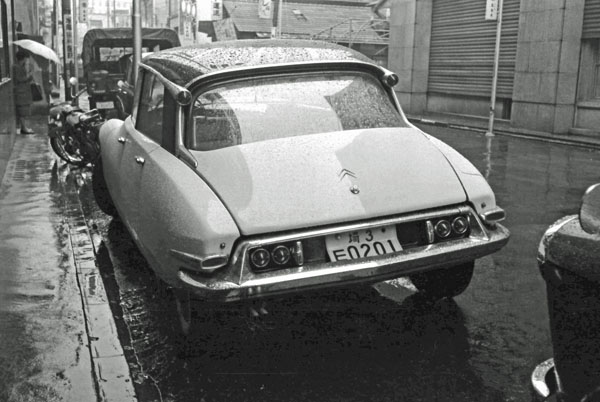 01-4c (030-04) 1960 Citroen DS19.jpg