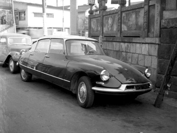 01-5a (048-33) 1960 Citroen DS19 4dr Berline.jpg