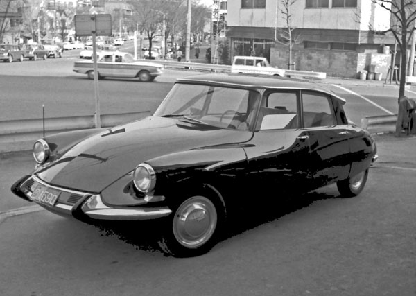 01-7a (146-63) 1955-65 Citroen DS19 4dr Berline.jpg