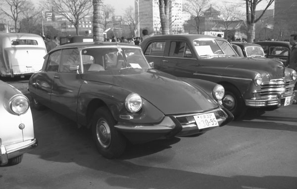 03-1a 324-26 1966 Citroen DS21.jpg