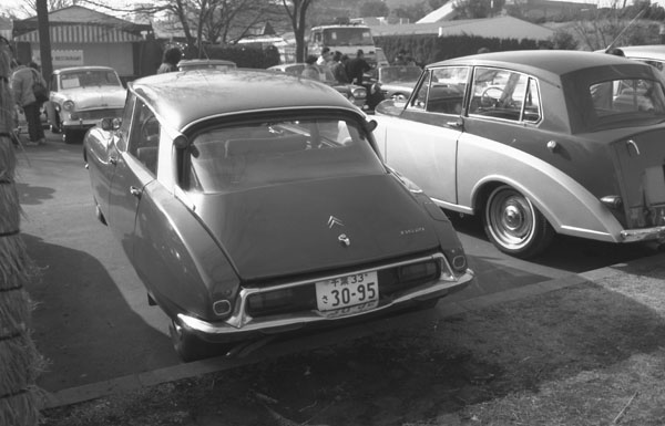 03-1b 324-27 1966 Citroen DS21.jpg