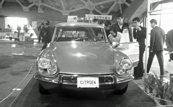 03-2a (131-04) 1966 Citroen DS21 Pallas 4dr Saloon.jpg