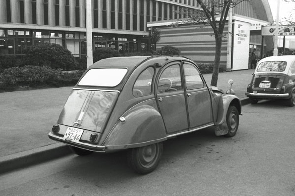 03-6c (208-15) 1966-69 Citroen 2CV AZLM.jpg