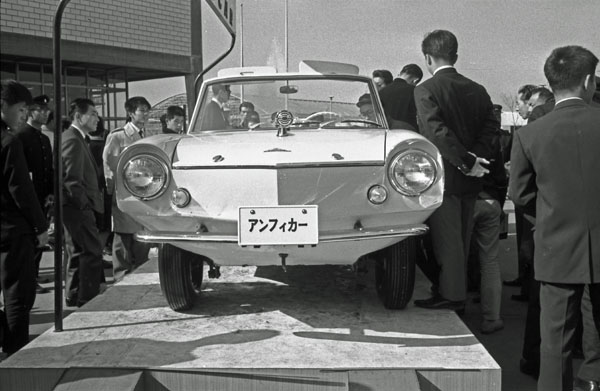 04-1a (109-27) 1964 Amphicar.jpg